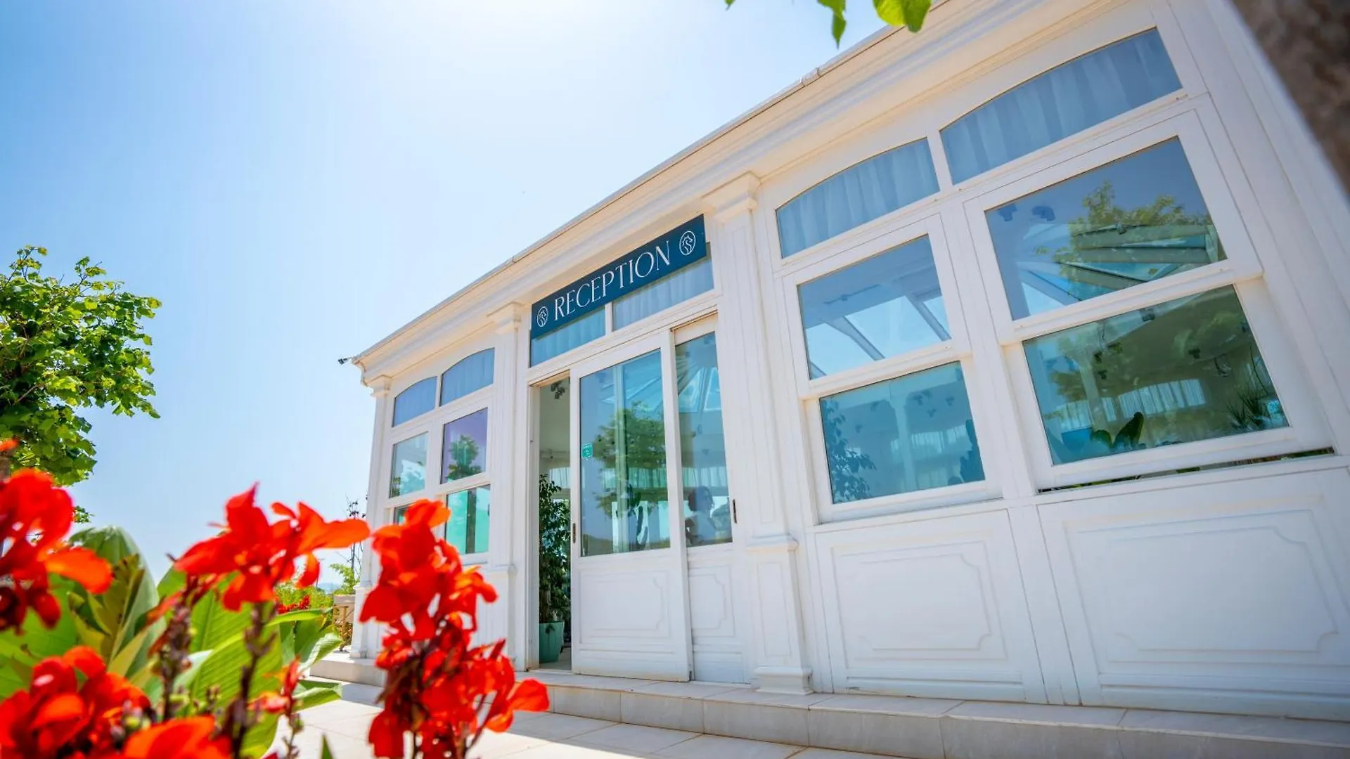 Arameras Beach Resort Ksamil 4*,
